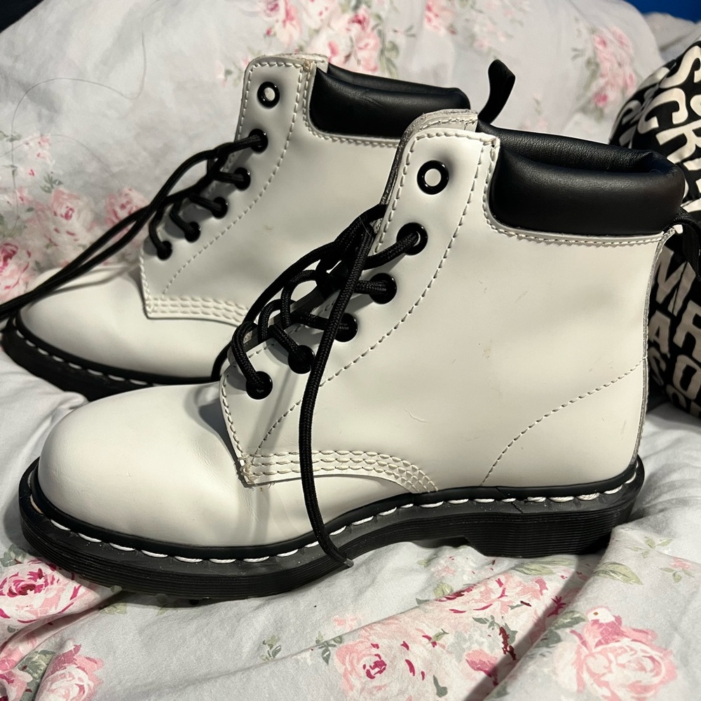 Dr. Martens/ White / Off-White / Uni-Sex / Lace-Up Boots - Mens’s 6 / Women’s 7